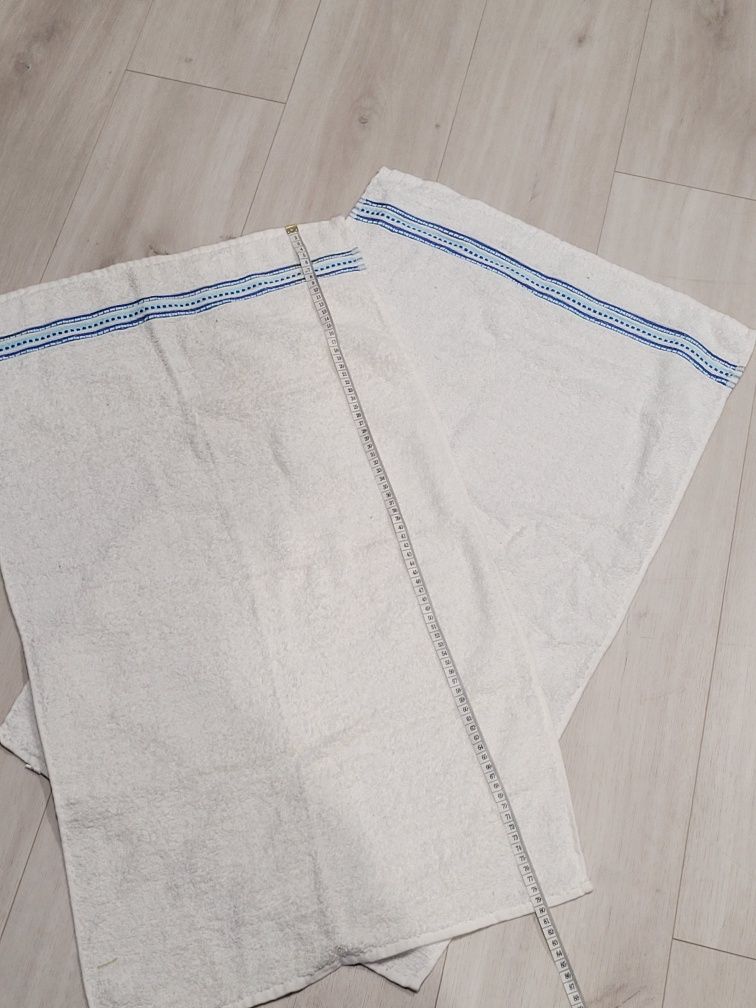 Białe ręczniki z niebieskim paskiem w stylu greckim 2