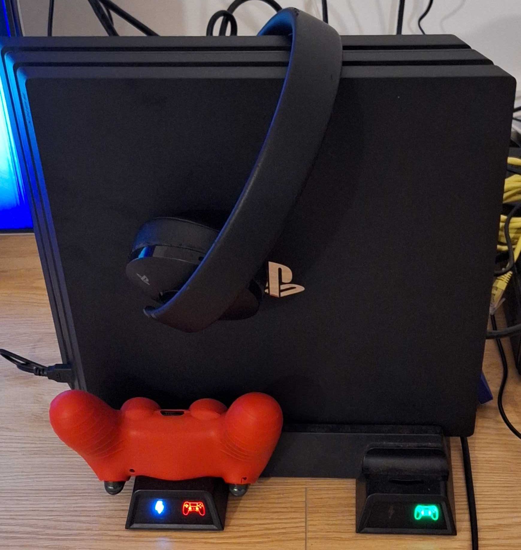 Sony PlayStation 4 Slim 1 TB / suporte / comandos / jogos
