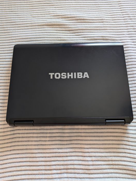 Toshiba Satellite L40 ( Intel T9500 / 3GB / 500GB ) *