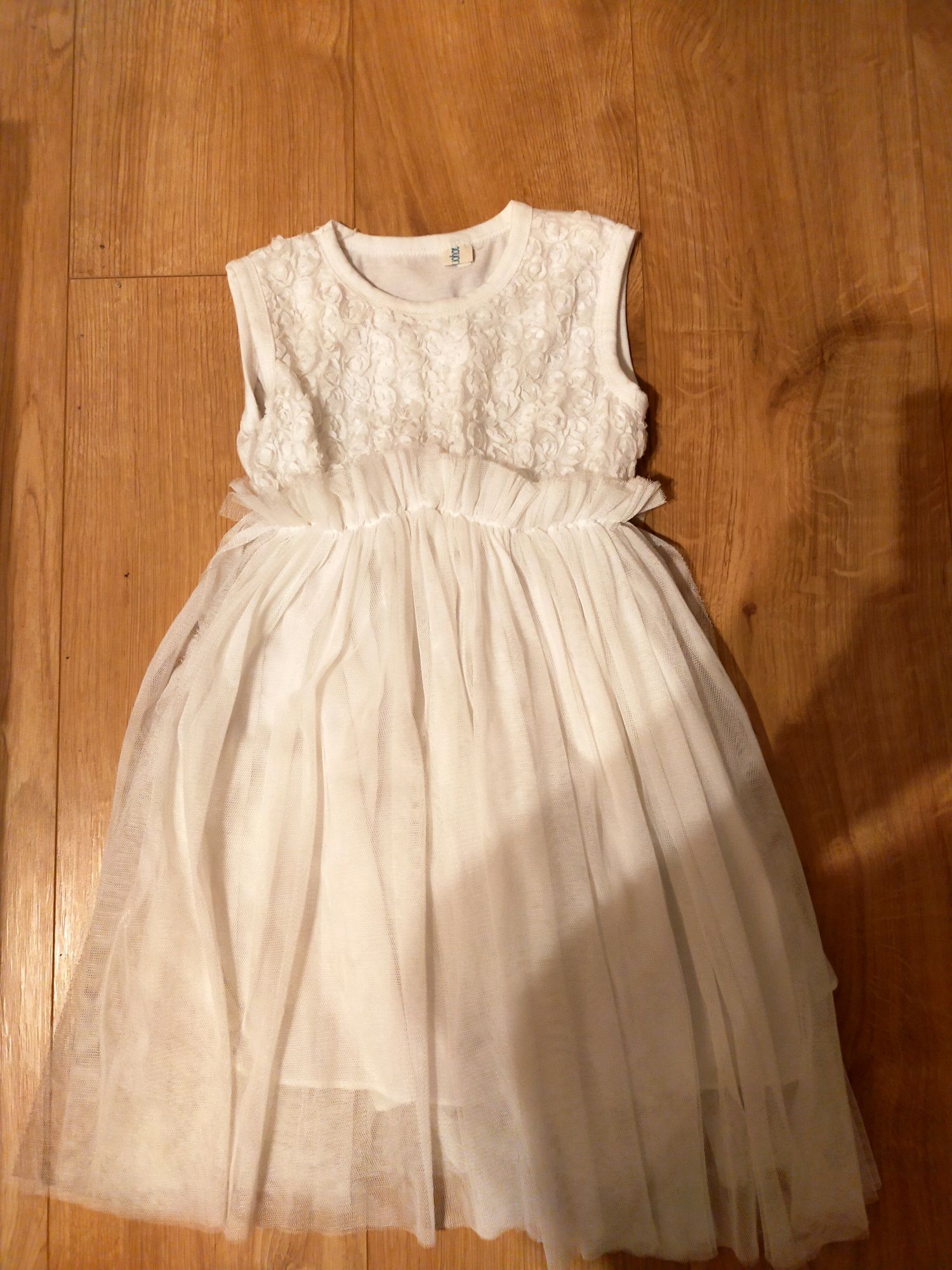 Biała lekka sukienka