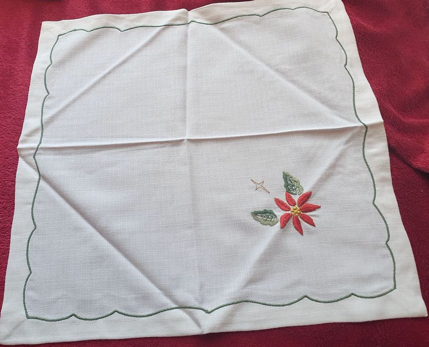 Toalha grande em linho industrial, bordada com motivos de Natal