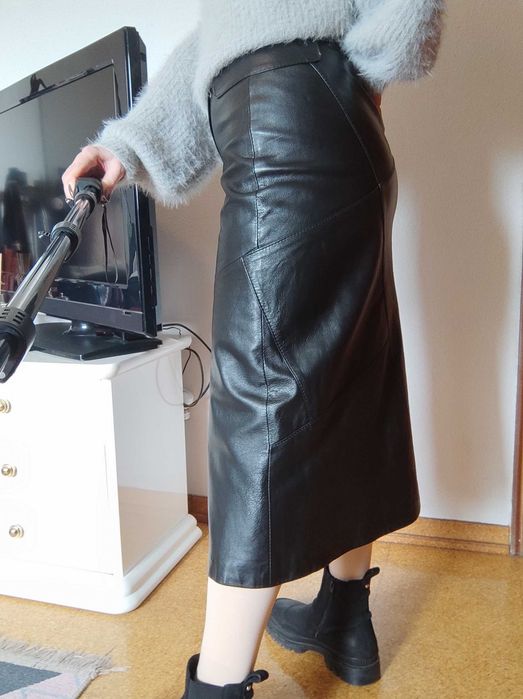 Saia de couro natural.