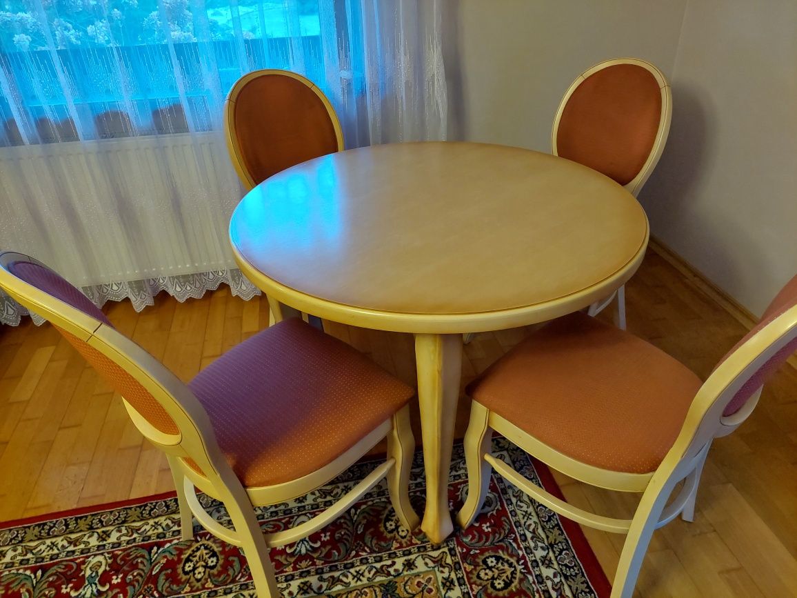Stół okrągły z krzesłami