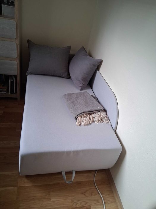 Tapczan jednoosobowy szary.