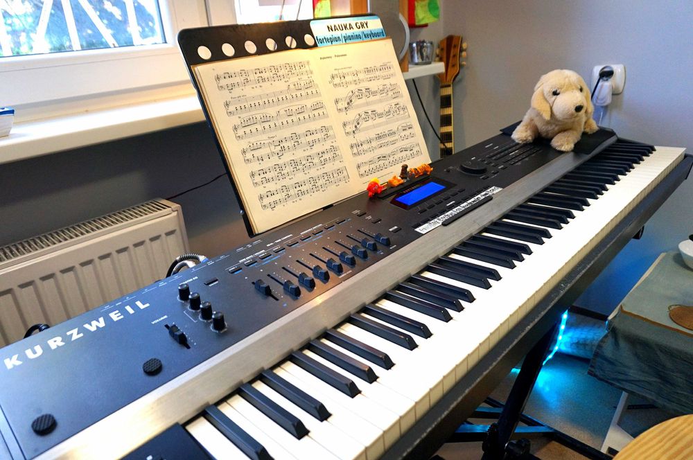 VOUCHER na lekcje gry na pianinie.