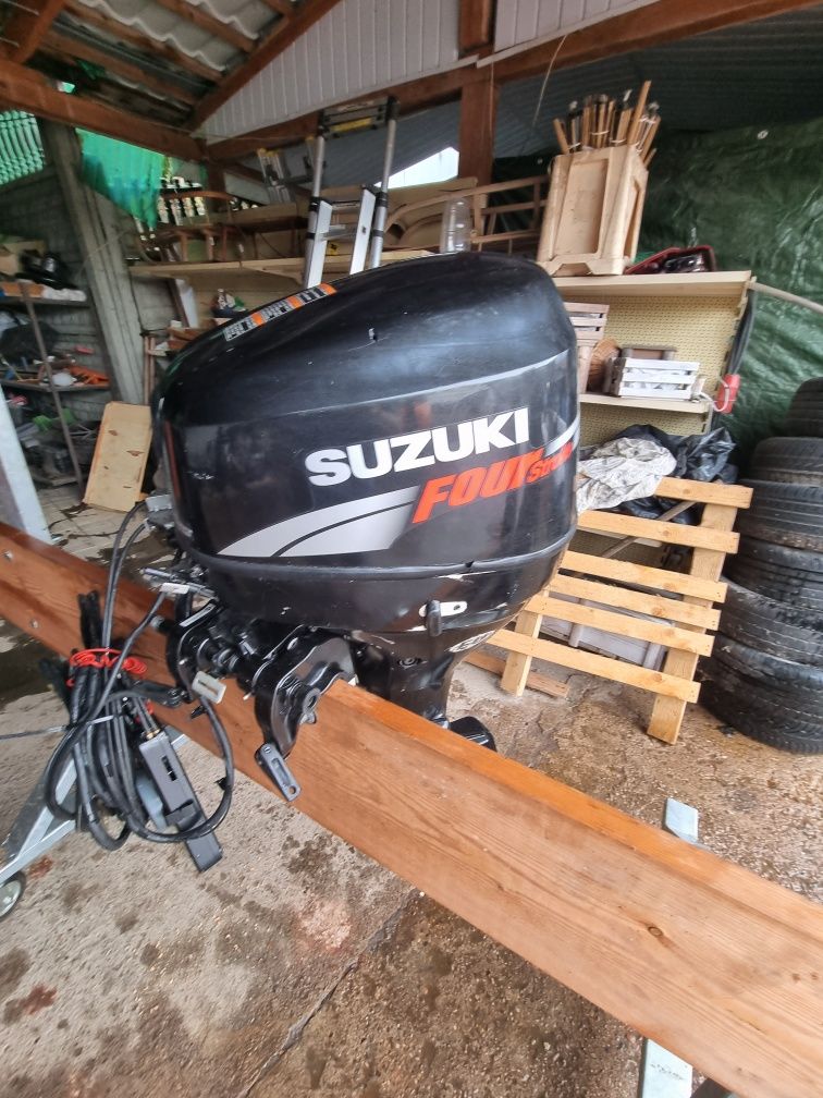 Sprzedam silnik zaburtowy Suzuki 25 km z manetkom