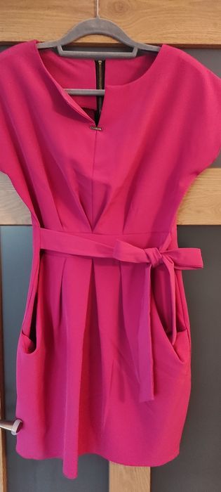 Sukienka z kieszeniami i paskiem