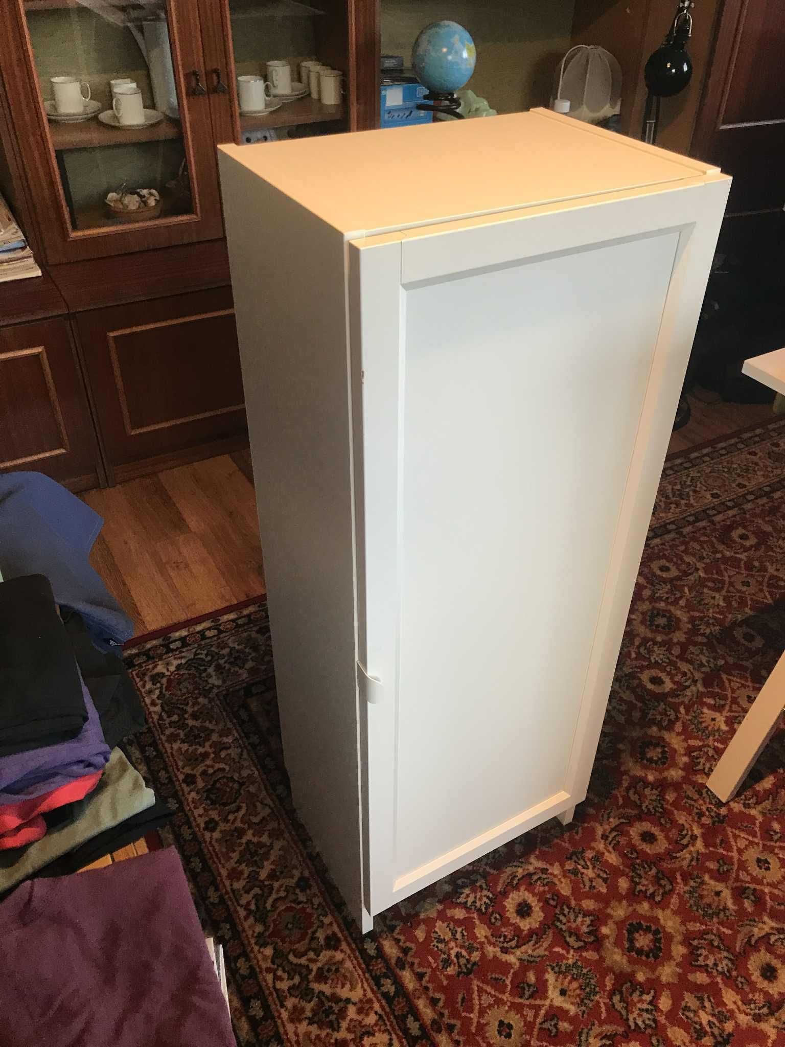 Biała wysoka szafka z drzwiczkami – 3 półki Ikea