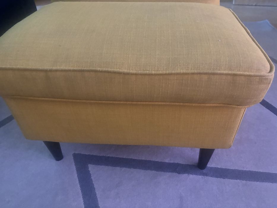 Cadeirao e pufe amarelo do Ikea