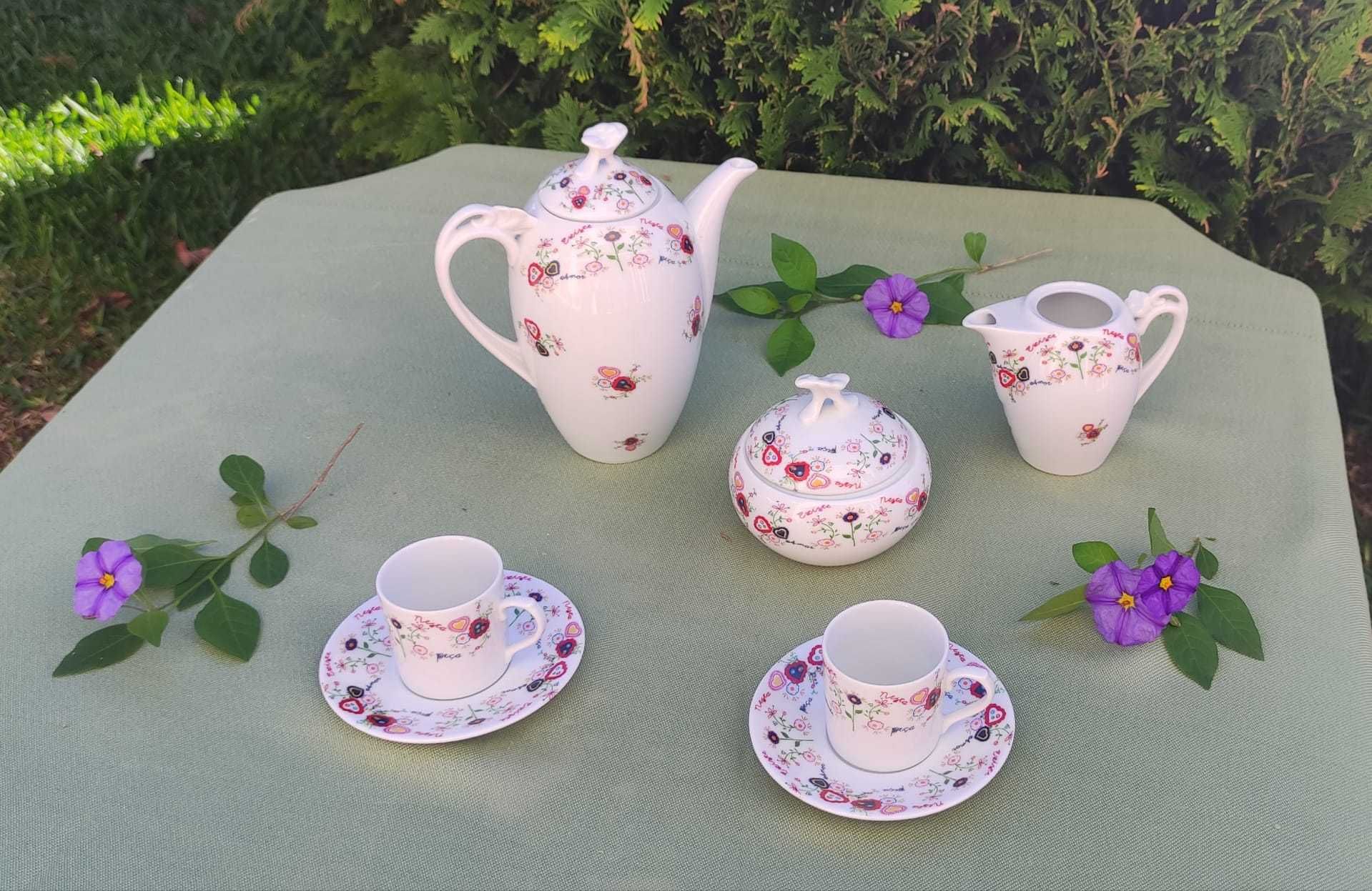 Lindo Serviço de jantar 19 peças em porcelana 
"Lenços namorados"