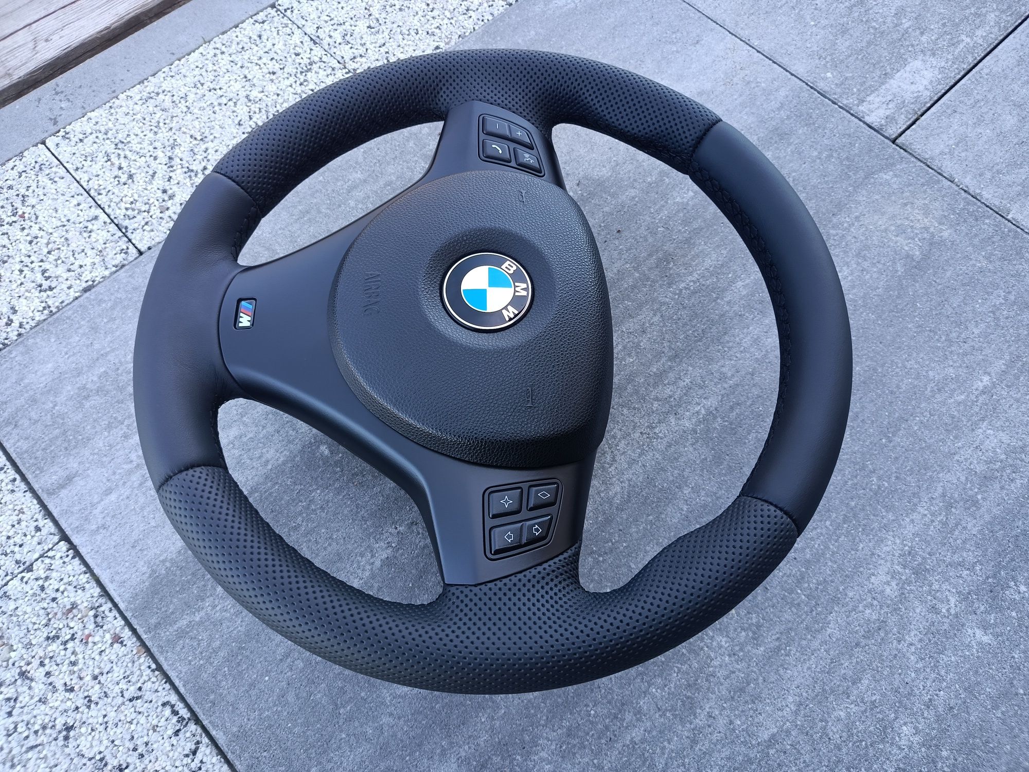 Jak nowa kierownica Mpakiet BMW E90 E91 E92 E93 E81 E87 E88 X1