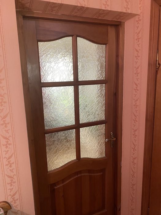 Двері міжкімнатні з замками ,рамами,лиштвою стан нових!