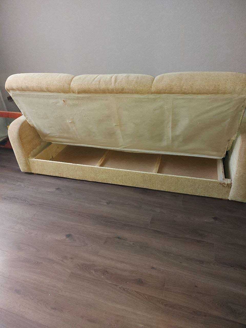 Розкладний диван пісочного кольору