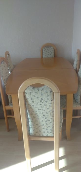 Stół z krzesłami