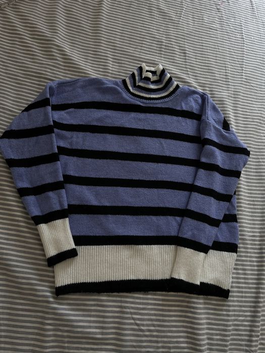 Светр в смужку з горловиною