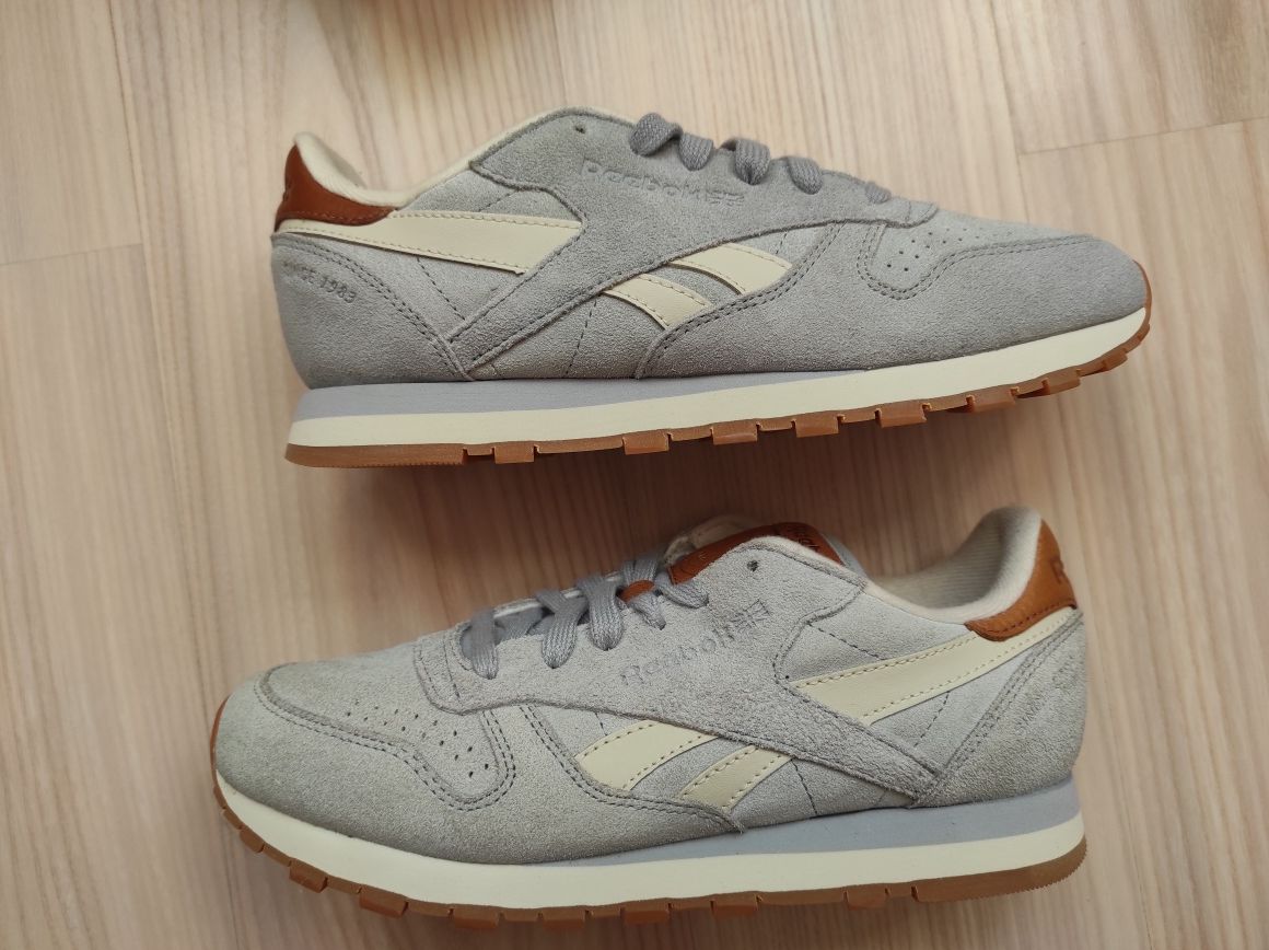 Оригинальні жіночі замшеві кросовки Reebok р.38 (устілка 24,5см.)