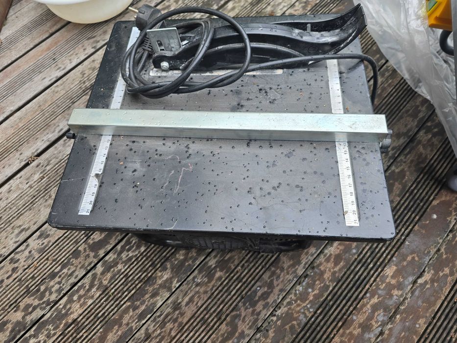 Pilarka stolowa mala ale praktyczna