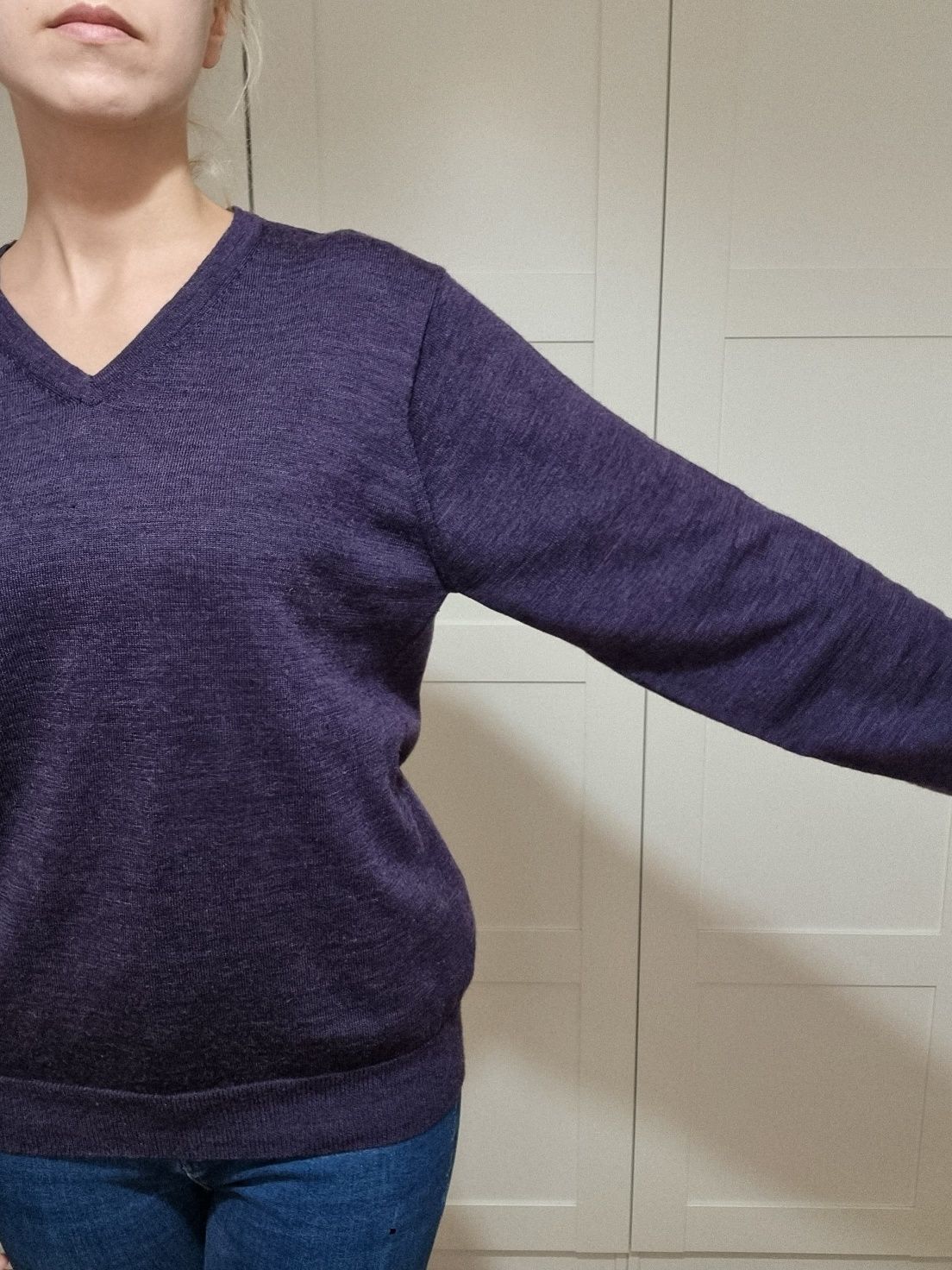 Fioletowy wełniany sweter w serek 100% wełna merino pure wool merynos