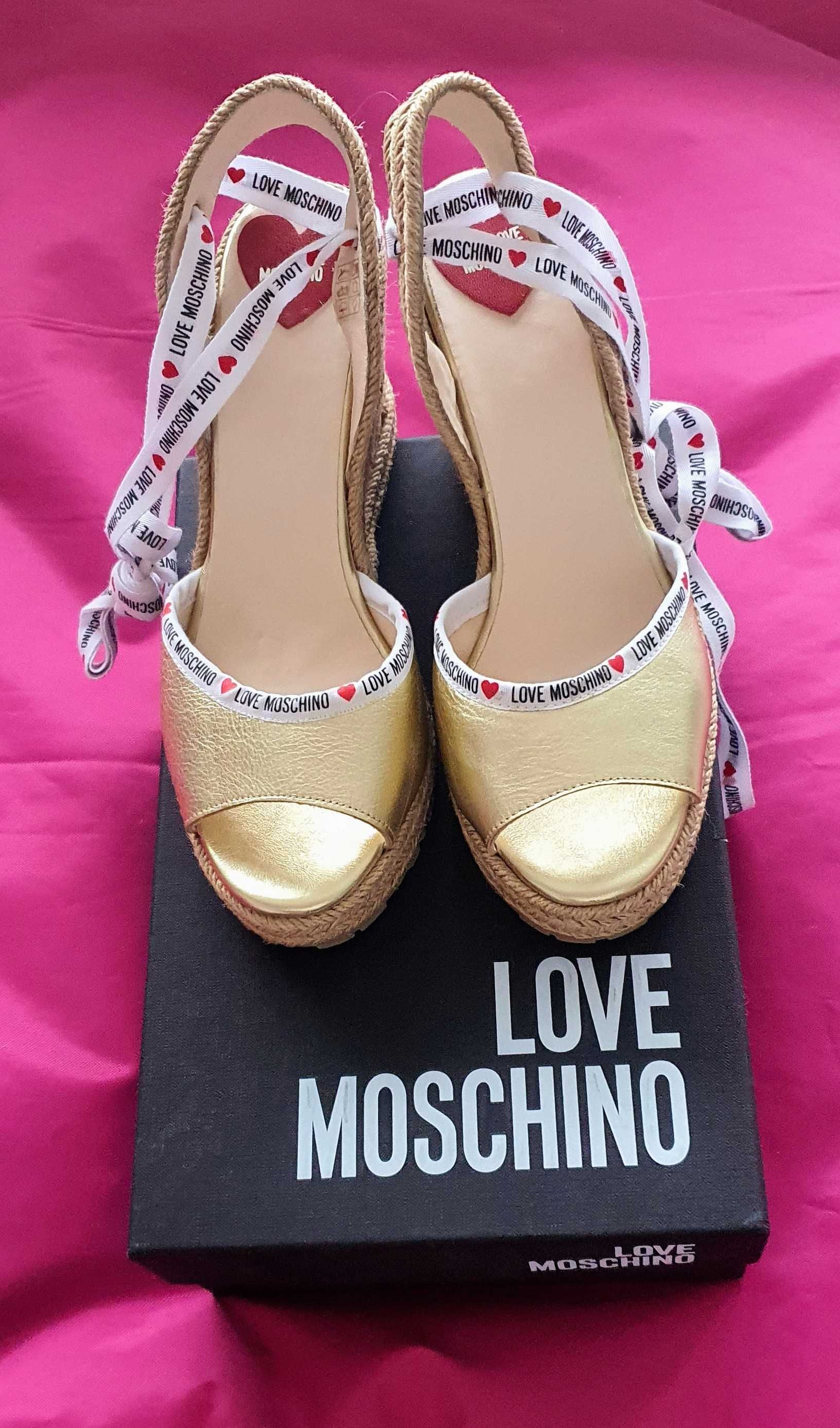 Love Moschino złote sandały espadryle koturny wstążki skóra gold