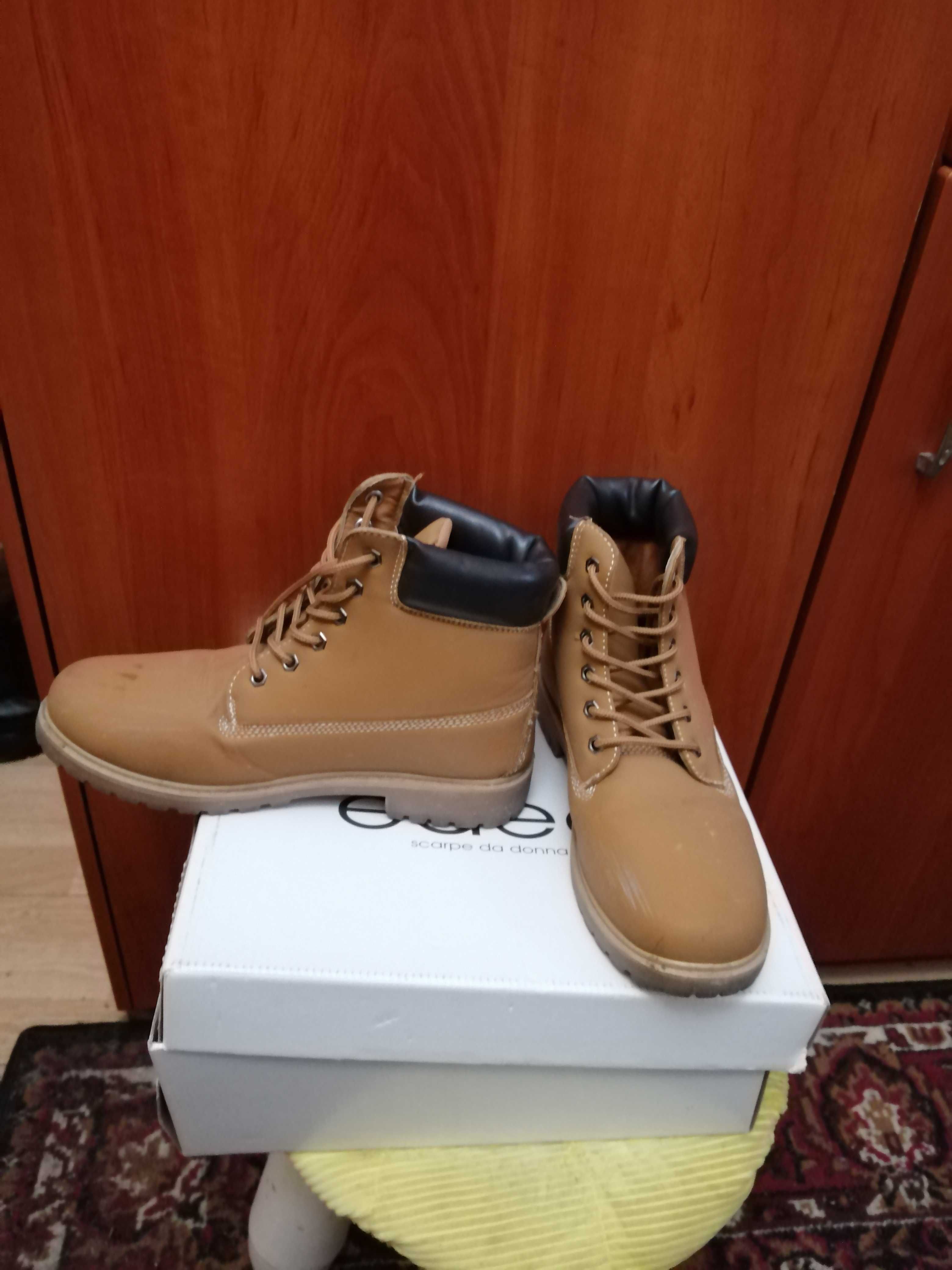 Buty jasne 40 cm