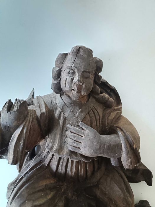 Escultura antiga em madeira