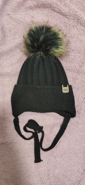 Тепла зимова шапка в ідеальному стані