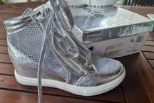 Buty na koturnie sportowe srebrne