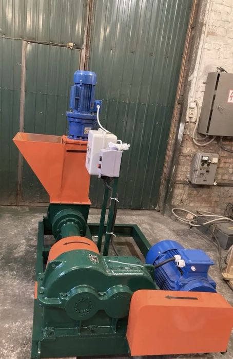 Прес шнековий для пресування вугільноі пилі