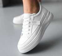 Кросівки білі, жіночі