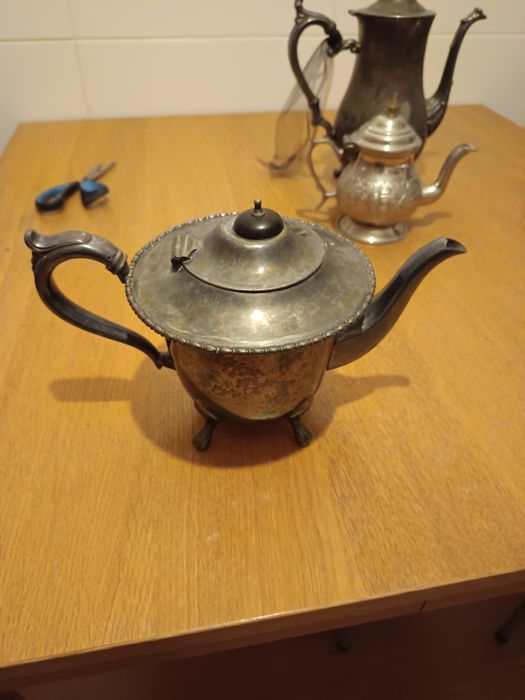 Bule antigo em metal