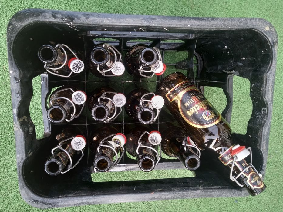 Skrzynka z butelkami,porcelanowy korek