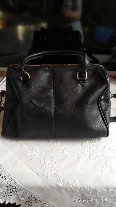 Чорна вмістка сумка