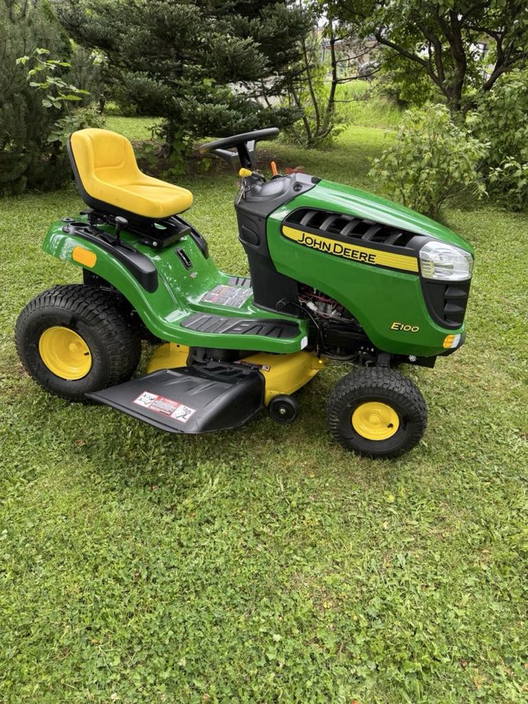 John Deere  E100 traktorek kosiarka