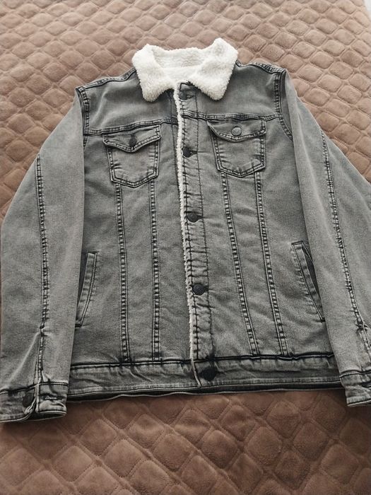 Продаю мужскую джинсовую курточку