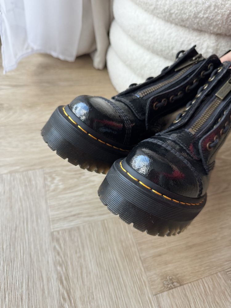 Dr. Martens lakierowane czarne na platformie zamki platforma