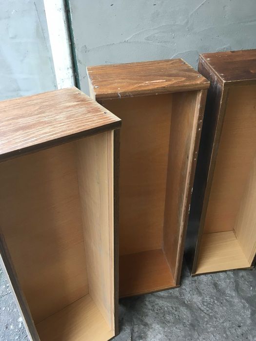 Полка книжная  без стекол всего 4 шт  б\у (цена 1 шт) самовывоз