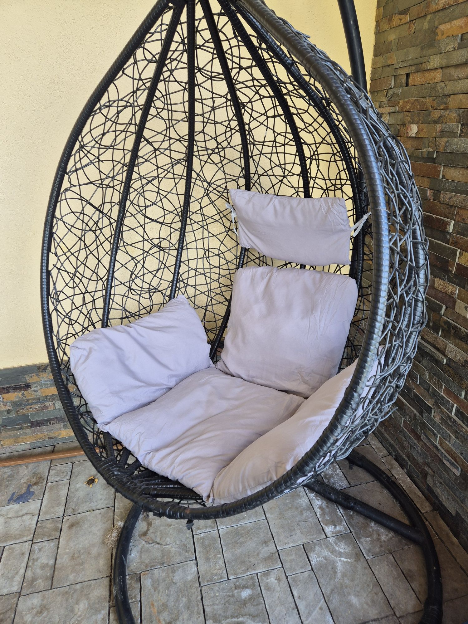 Szara poduszka z poszewką na fotel ogrodowy typu konon