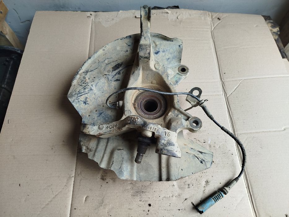 Цапфа ступица поворотний кулак лівий правий bmw X5 E53 бмв