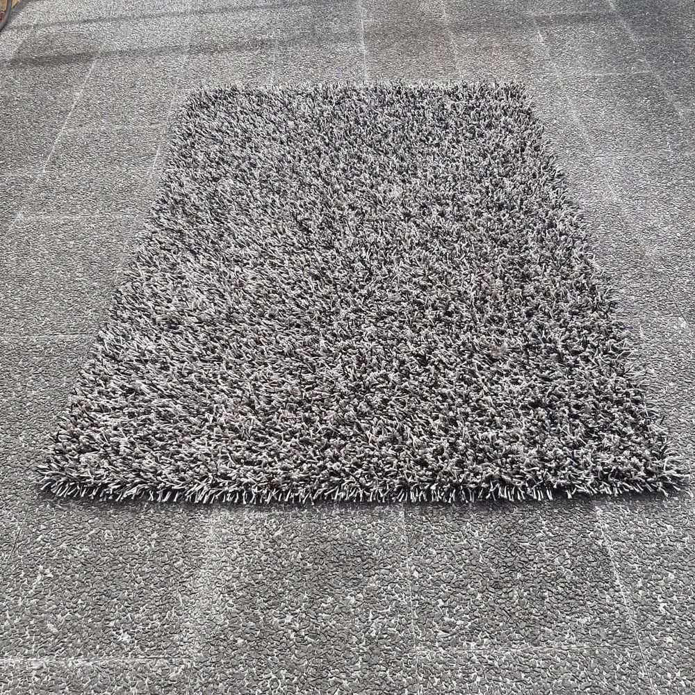 Venda de carpetes pretas esbranquiçadas