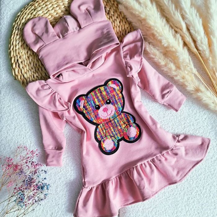 Nikol Kids Fashion dresowa sukienka z aplikacją misia kaptur puder 110