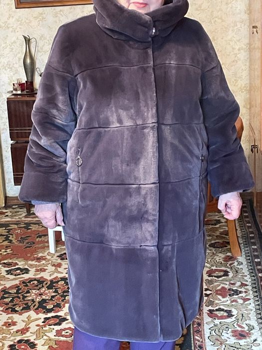 Нове хутряне пальто з капюшоном.