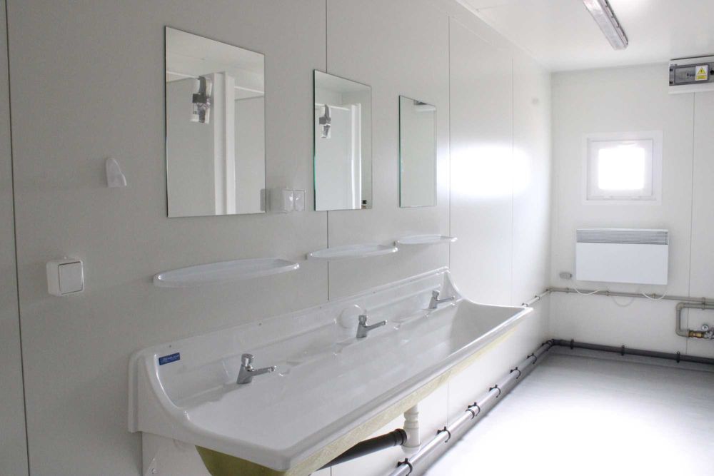 kontener sanitarny, kontener z prysznice i umywalka, kontener