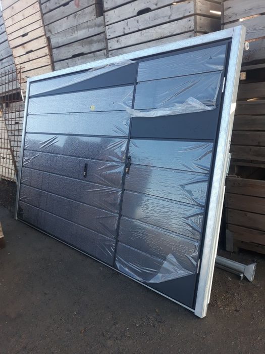 Drzwi bramy ocieplane