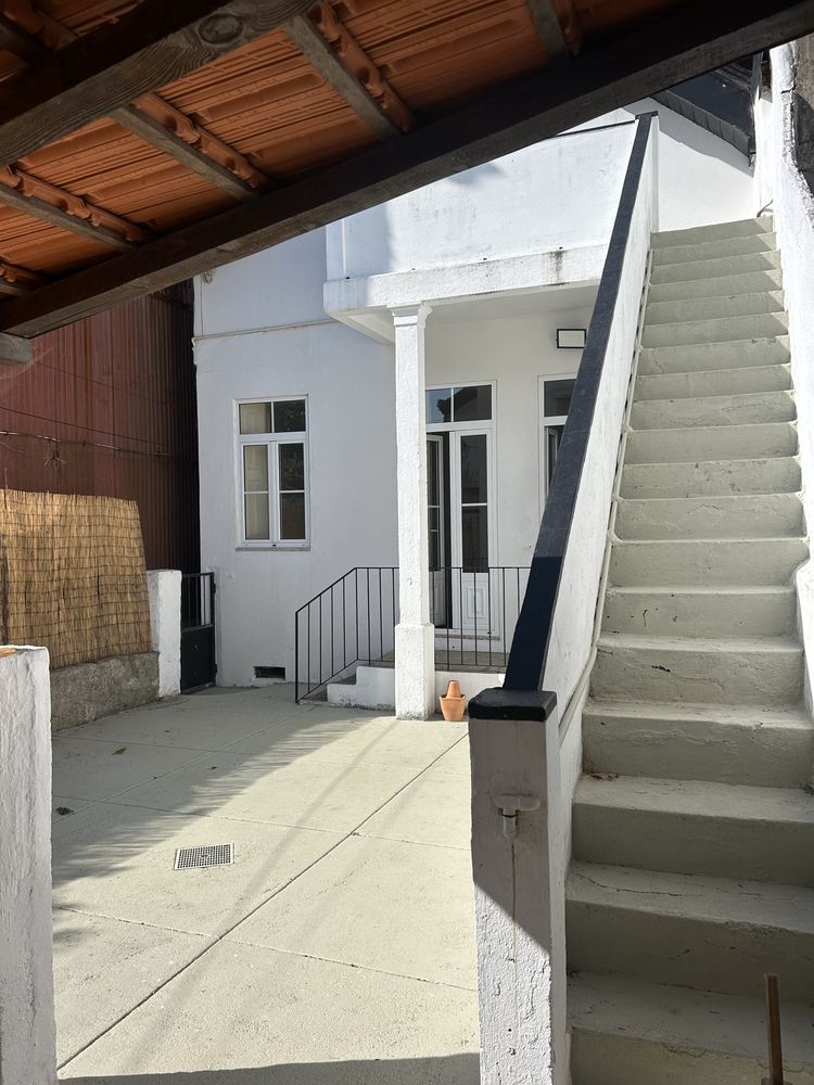 Casa no Porto T5 na Foz do Douto junto ao mar ,da para escritorio.