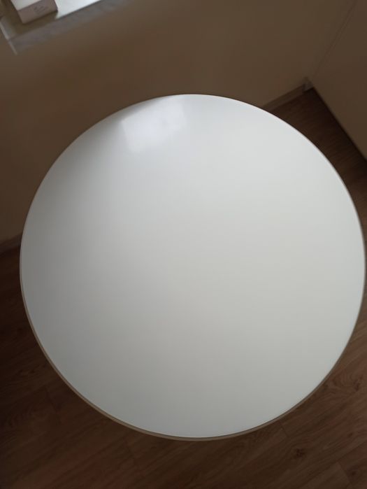 Biały drewniany stół