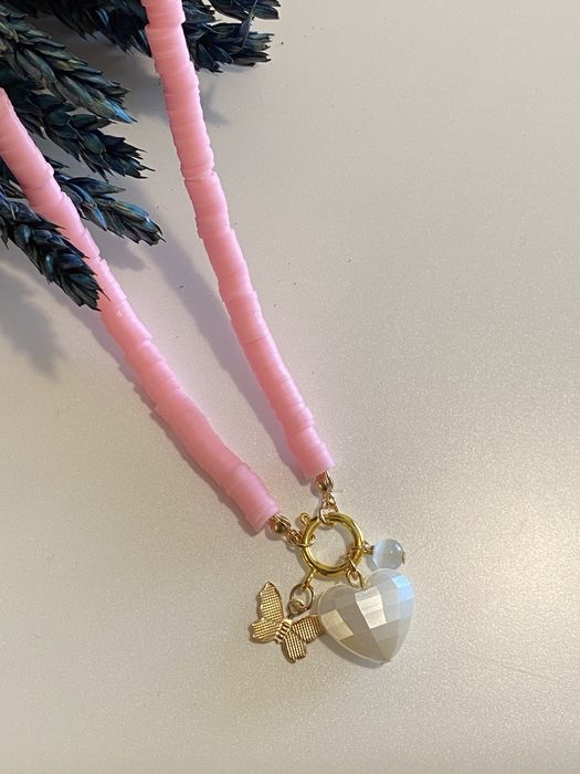 Colar rosa com coração branco
