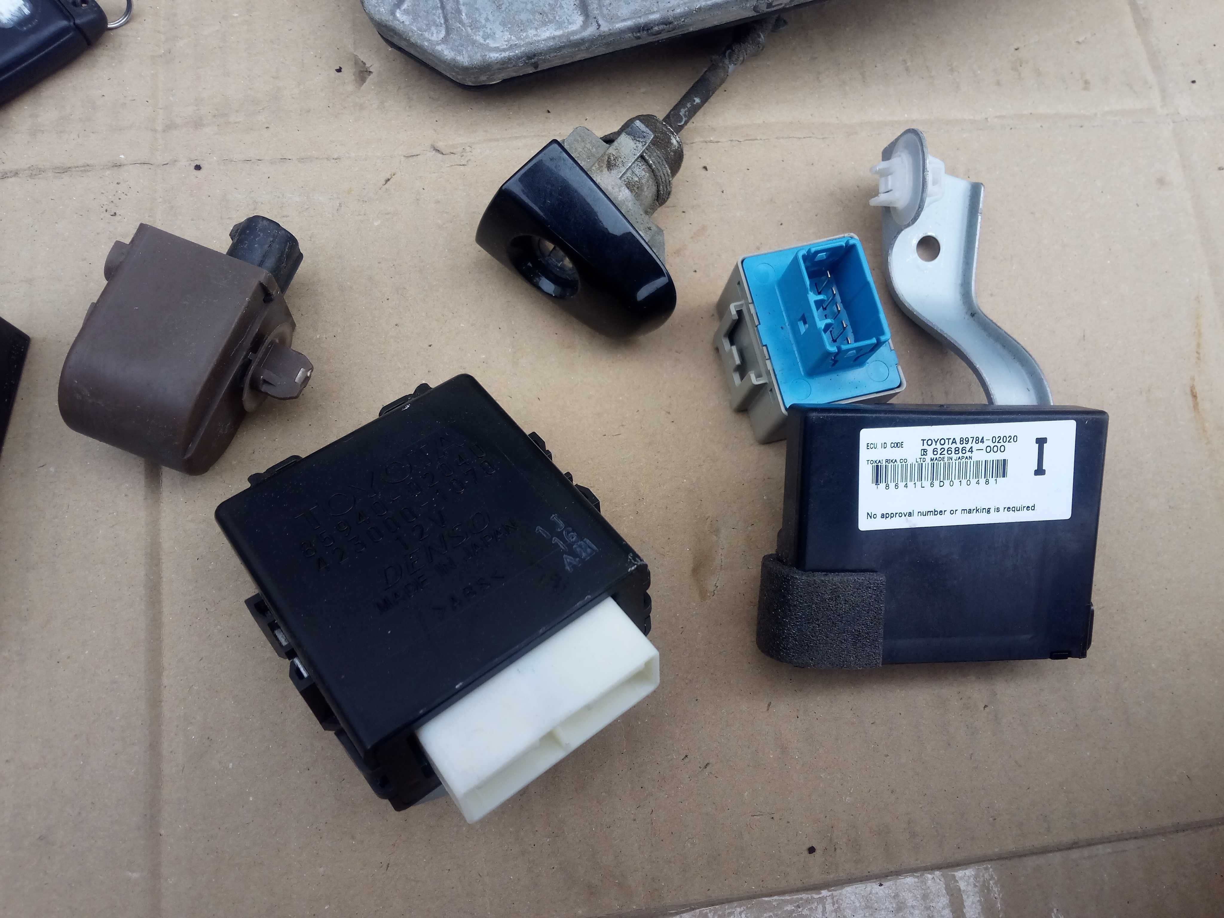 TOYOTA AURIS I 06-09 zestaw startowy komputer smart key 1,6 dual 124km