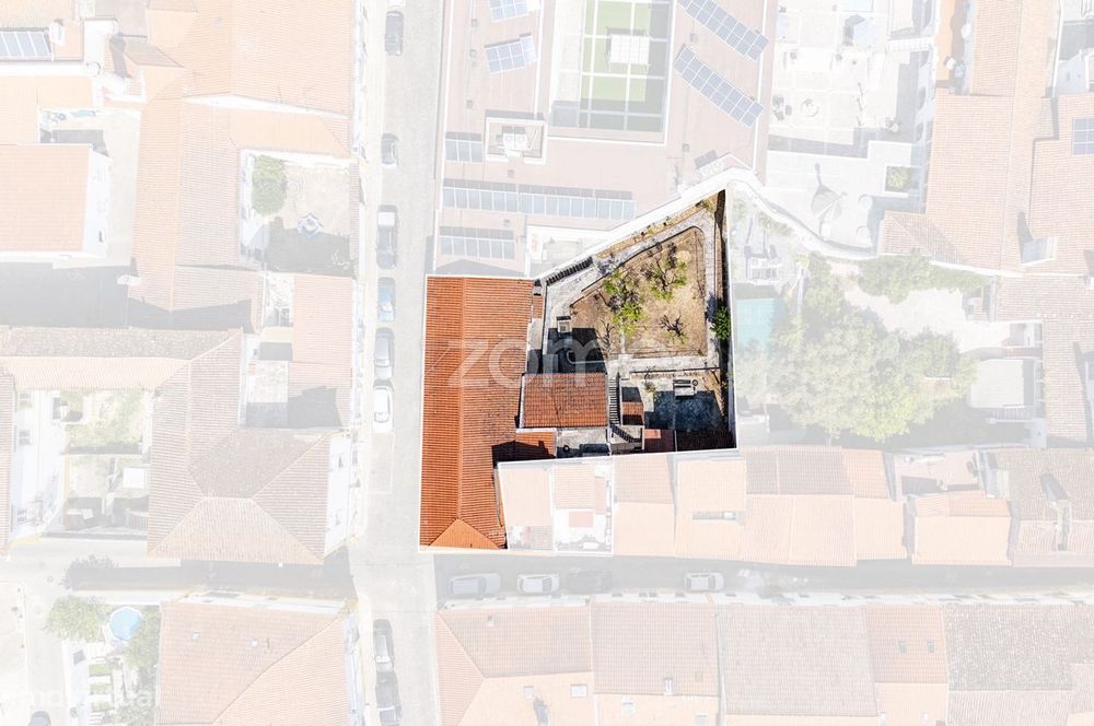 Oportunidade Única – T10 para Reabilitar no Coração de Vila Viçosa...