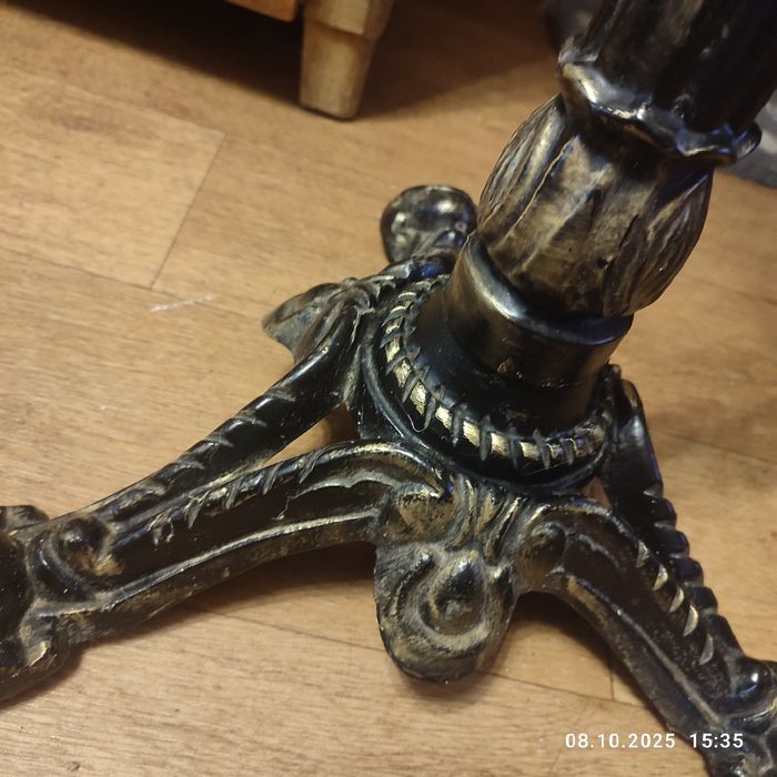 Барный столик на чугунной основе