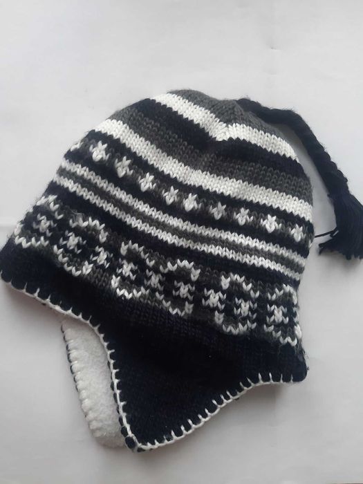 Шапка жіноча молодіжна в'язана чорна з білим орнаментом